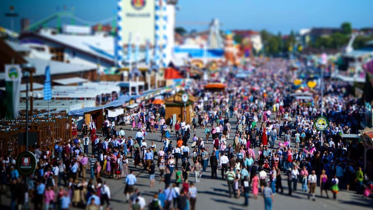 Oktoberfest-scène met Tilt-Shift-effect: mensen lijken miniatuurfiguurtjes