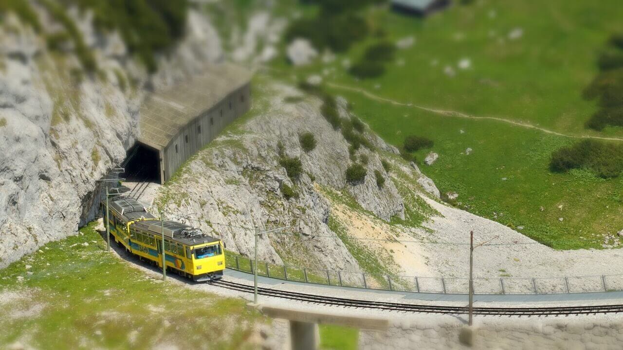 Bergspoorlijn die lijkt op een modeltrein door het Tilt-Shift-effect