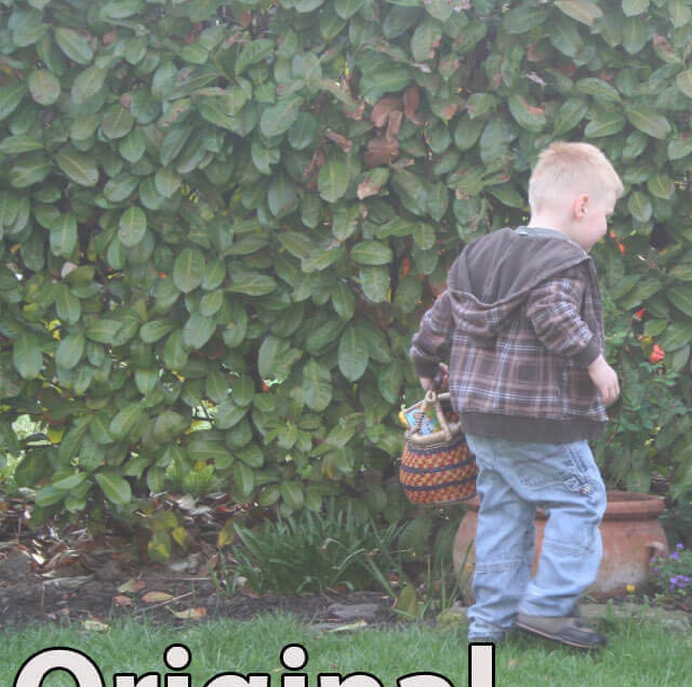 Kind in de tuin – oorspronkelijke foto vóór bewerking: vage kleuren, matte algemene indruk